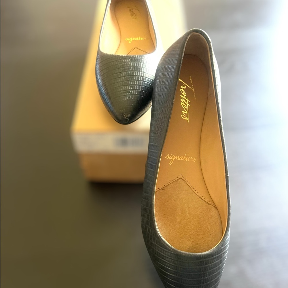 Trotters Black Estee Flats Comfortable Everyday Loafers